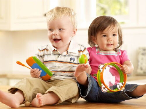 Positiva stimuli kan aktivera ditt barns minne: två bebisar leker med leksaker