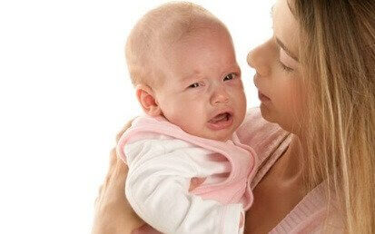 mamma tröstar gråtande baby