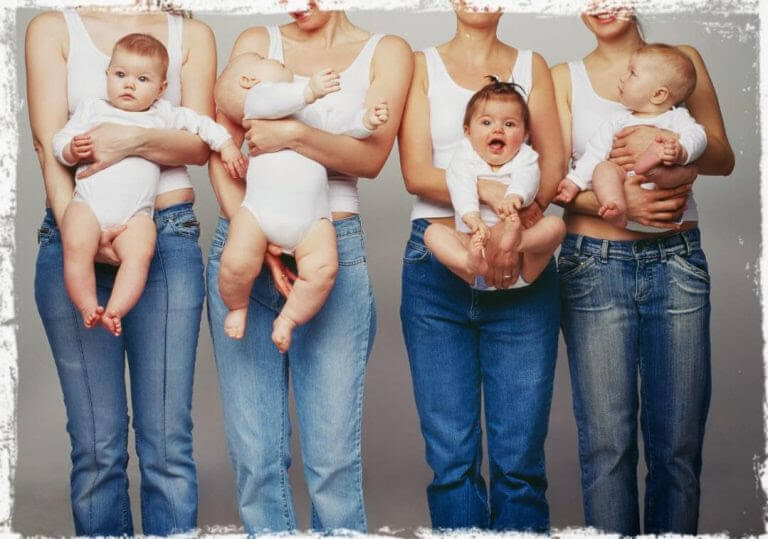 4 mammor håller i bebisar