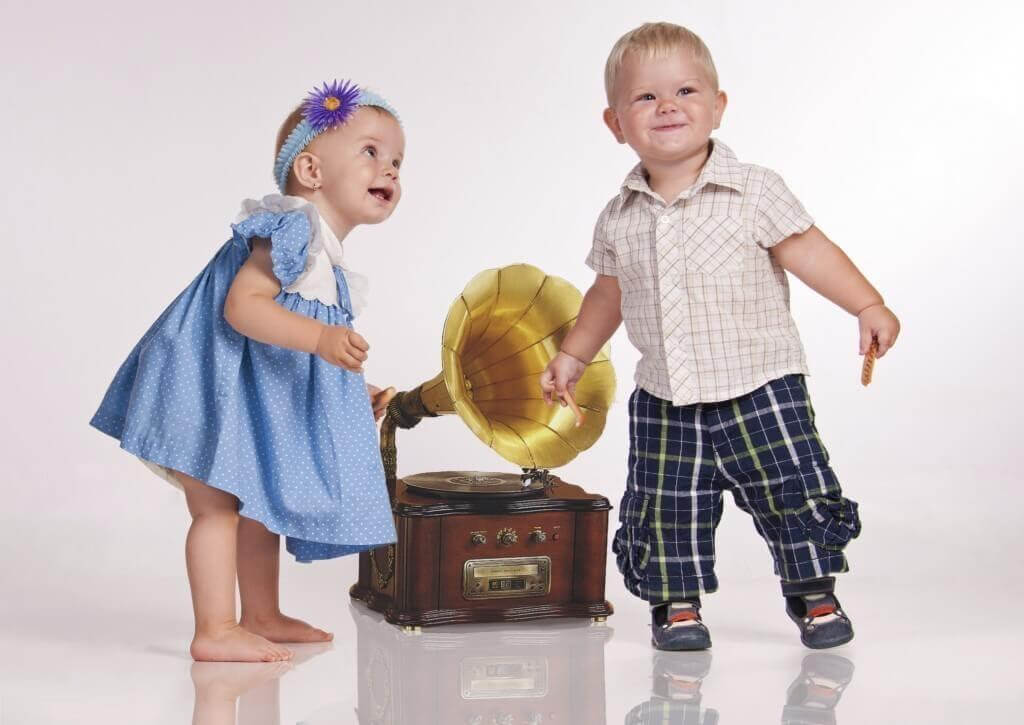 två små barn dansar vid gammeldags grammofon