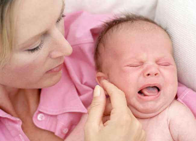 mamma tröstar gråtande bebis