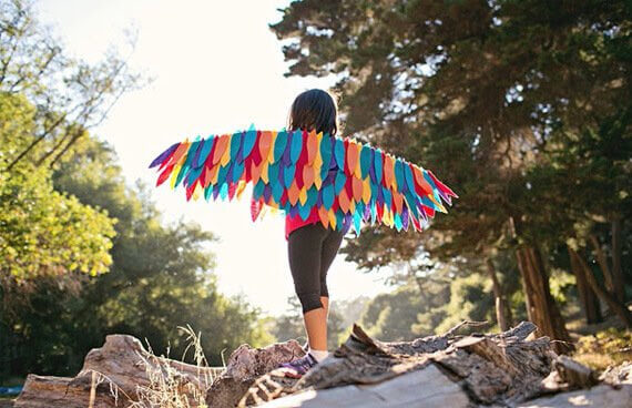 flicka med färgglada vingar