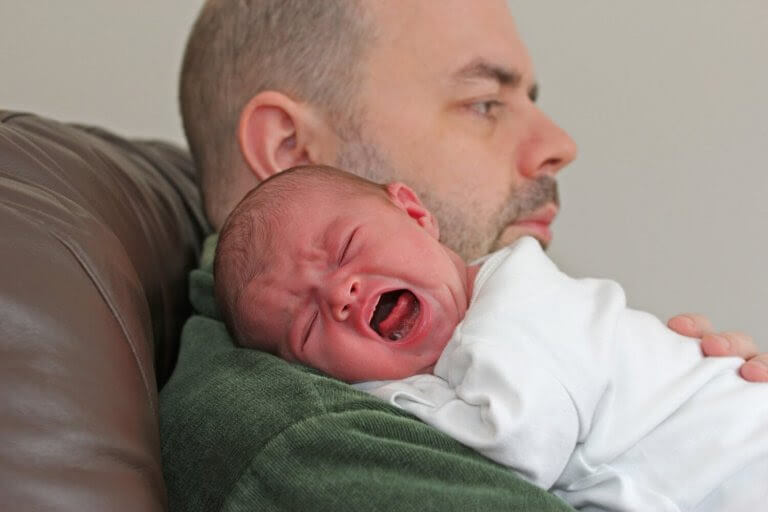 pappa tröstar skrikande baby