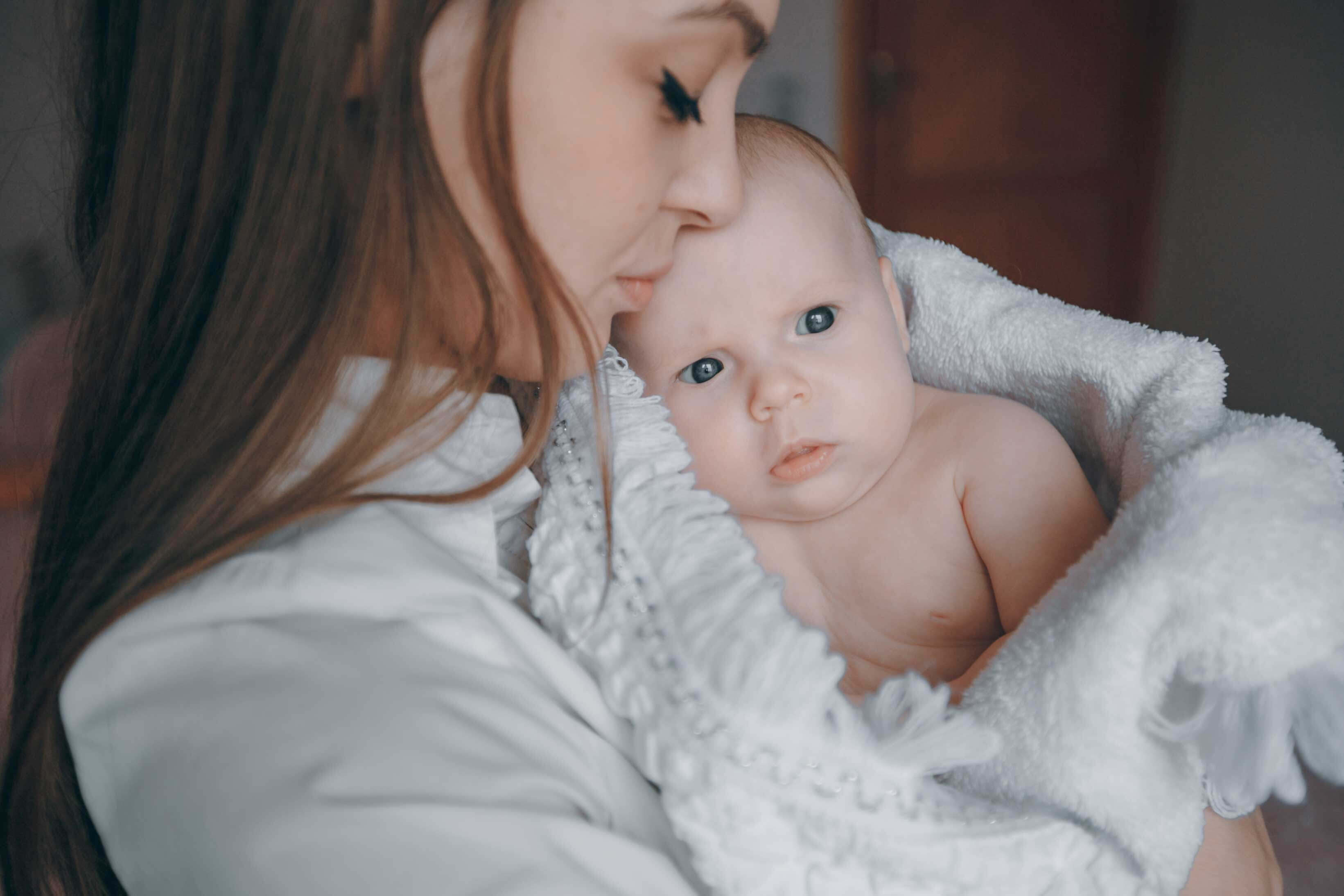 mamma håller spädbarn