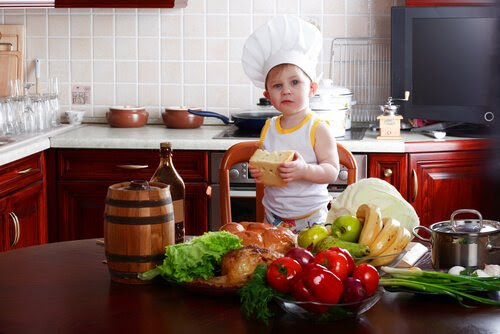 barn i köket bär en kockhatt