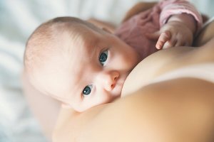 Vad gör man om en bebis sätter mjölk i halsen?