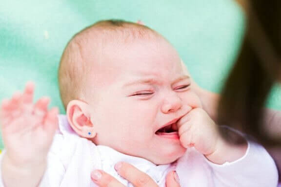 Vilka är orsakerna till konjunktivit hos bebisar?
