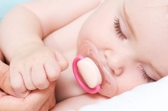 Är det okej att låta bebisar sova med napp?
