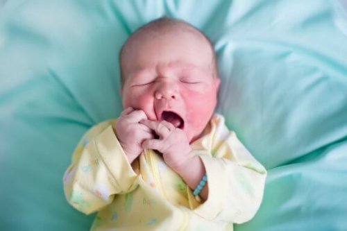 Vad orsakar flagnande hud hos nyfödda?