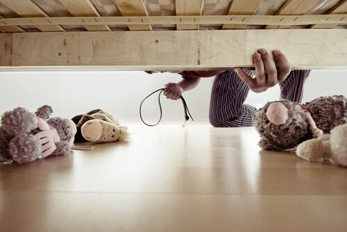 Mjukisdjur under säng.