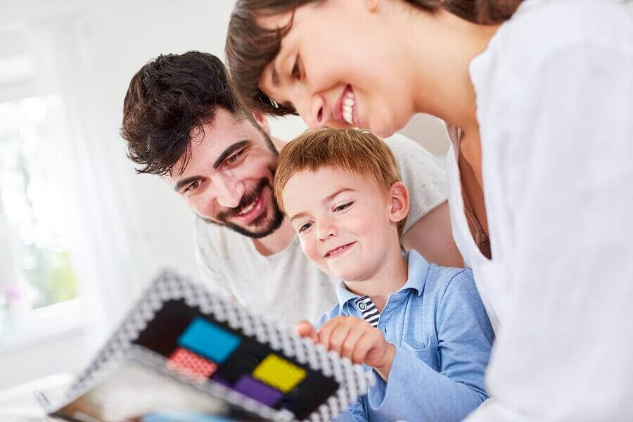 mamma, pappa, barn tittar i bok
