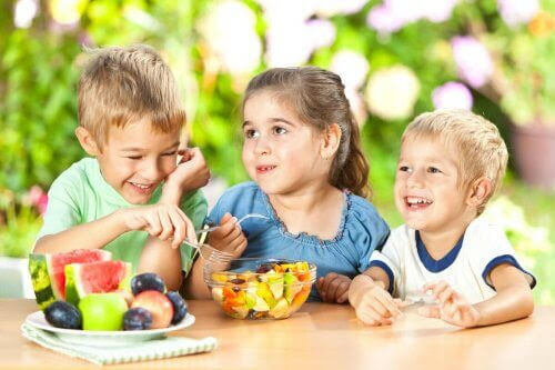 barn äter nyttigt mellanmål
