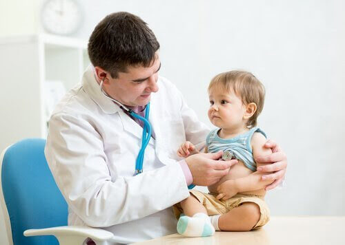 baby undersöks av doktor