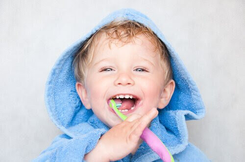 barn borstar tänderna