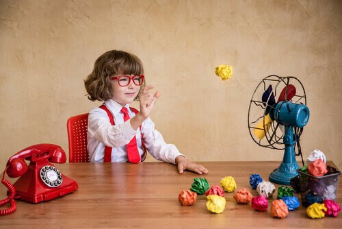 Wits-metoden: barn leker med pappersbollar och fläkt