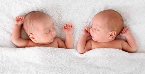 nyfödda tvillingar