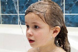 Är det bra att tvätta barns hår varje dag?