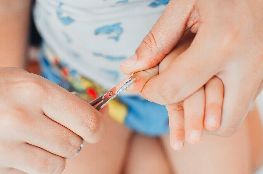 vuxen klipper naglarna på barn