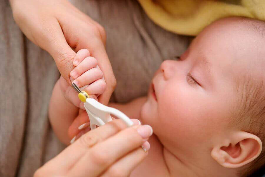 någon klipper naglarna på sovande baby