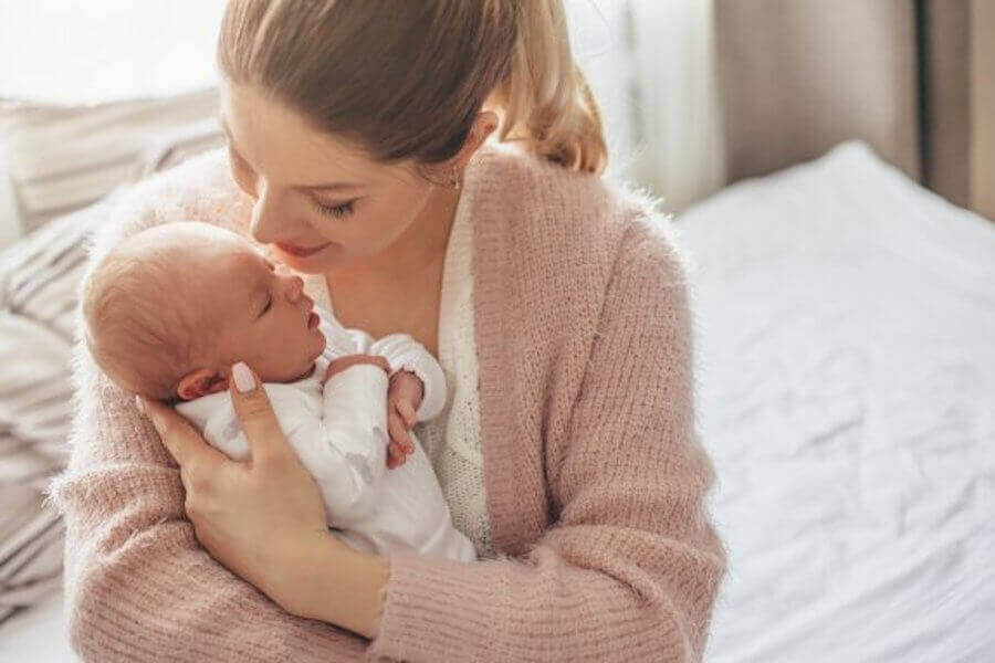 mamma håller baby