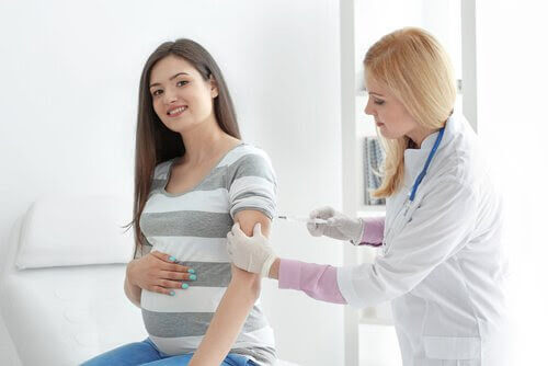 gravid kvinna får spruta av läkare