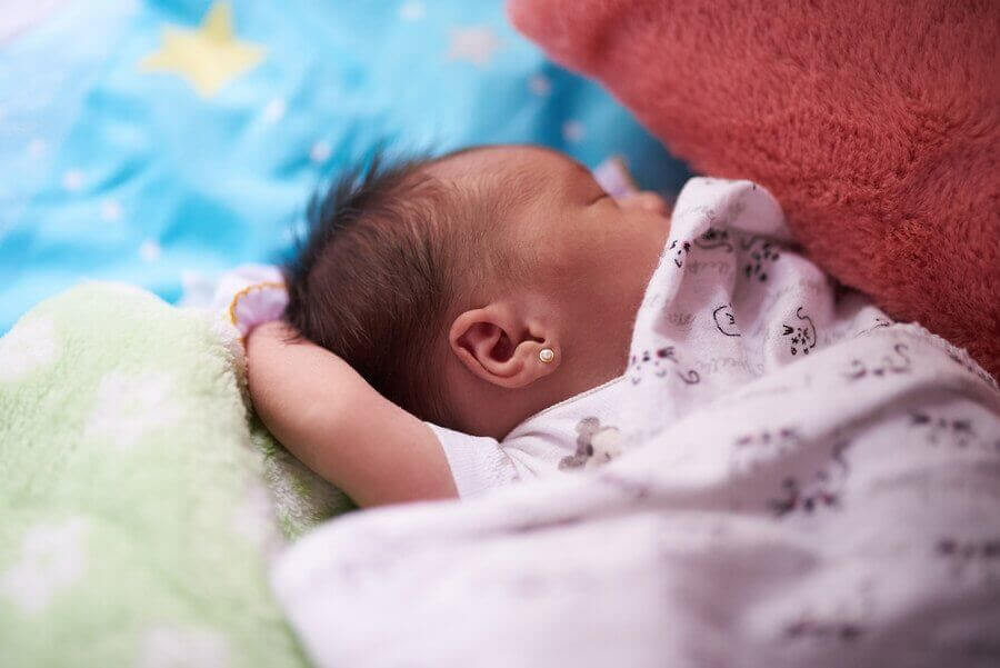 nyfödd sover