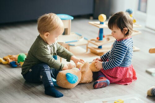 anpassa sig till förskolan: barn i grupp leker