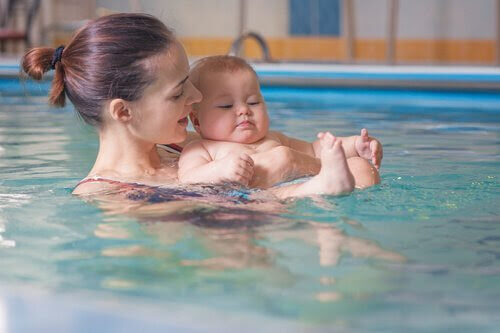 Mamma och bebis i pool