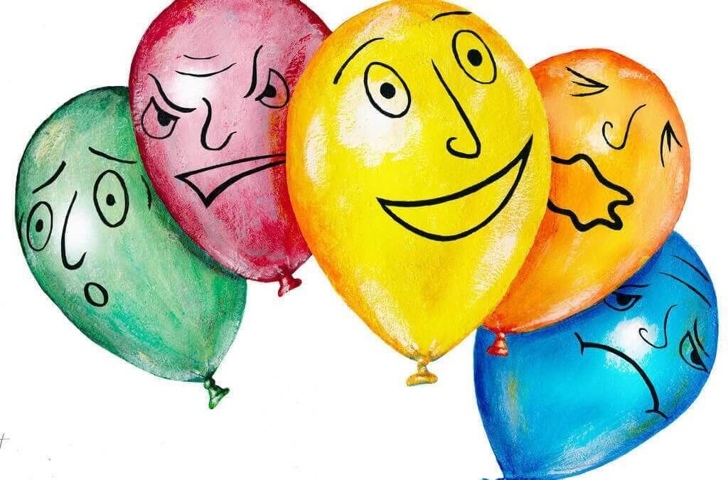 Ballonger med olika ansiktsuttryck på sig