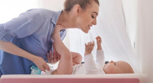 galantreflexen: mamma byter blöja på ett barn