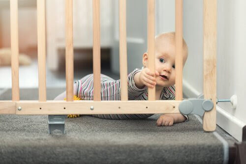 baby undersöker babygrind: barnsäkra ditt hem