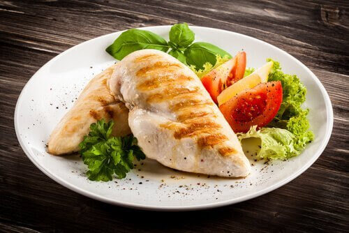 kycklingfiléer och sallad