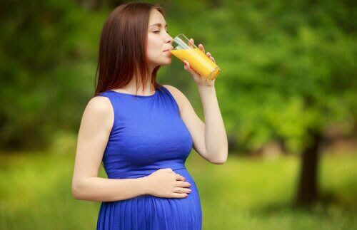 gravid kvinna dricker juice