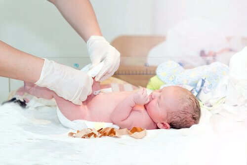 Hur du tar hand om din nyföddas stump efter navelsträngen