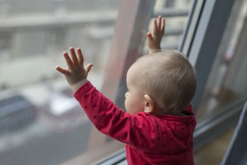 Bebis vid fönster