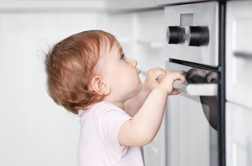baby håller i ugnslucka