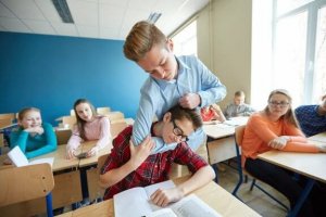 Vad du kan göra om ditt barn slåss i skolan