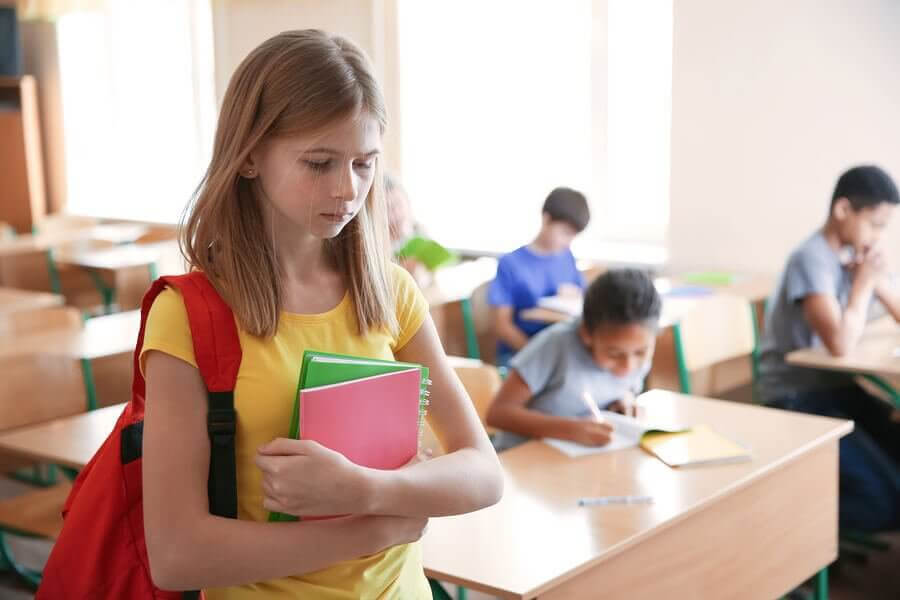 nedstämd flicka i skolan
