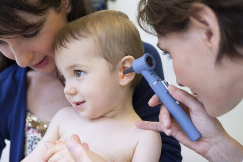 läkare undersöker öra på litet barn