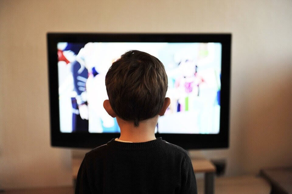 barn tittar på tv
