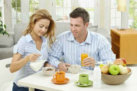man och kvinna äter frukost