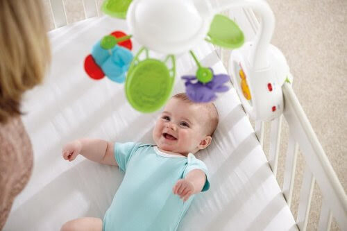 baby skrattar mot mobil