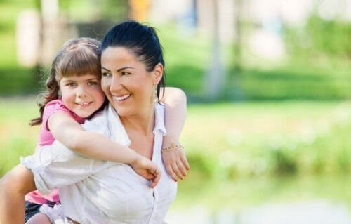 Mamma bär barn på ryggen