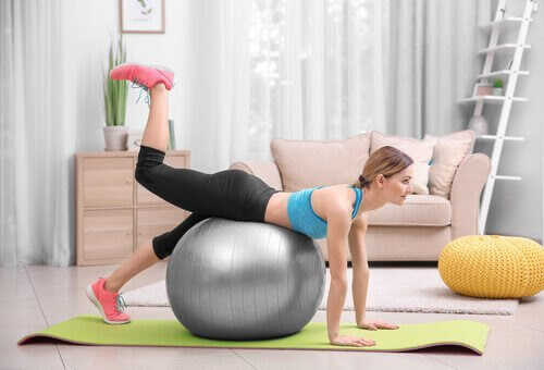 Kvinna på pilatesboll