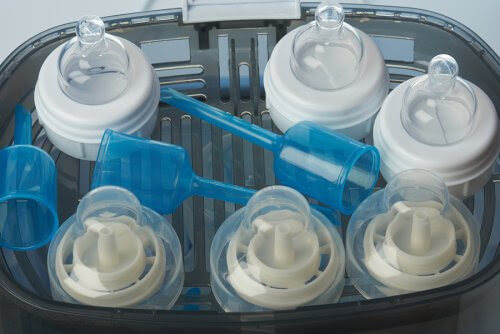 nappflaskor i sterilisator