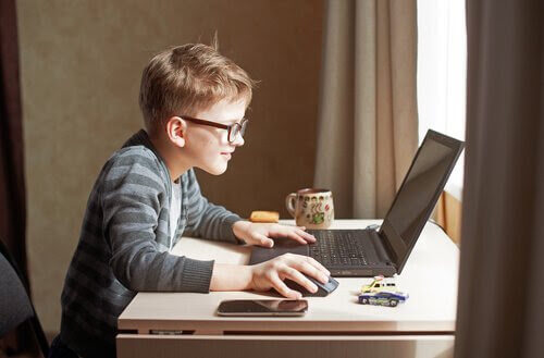 Pojke framför laptop