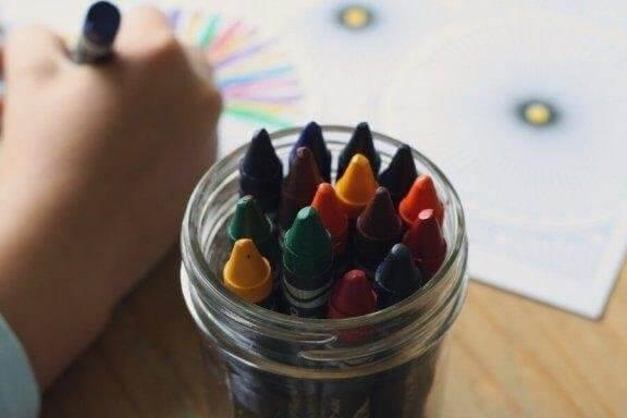 Hur man tolkar färger i barns teckningar