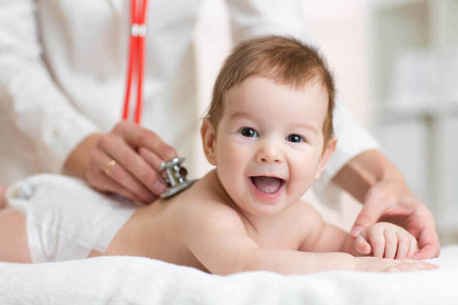 rotavirus: läkare undersöker baby