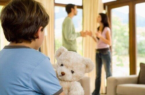 uppfostra barn: mamma och pappa bråkar i bakgrunden, barn med nalle i förgrunden