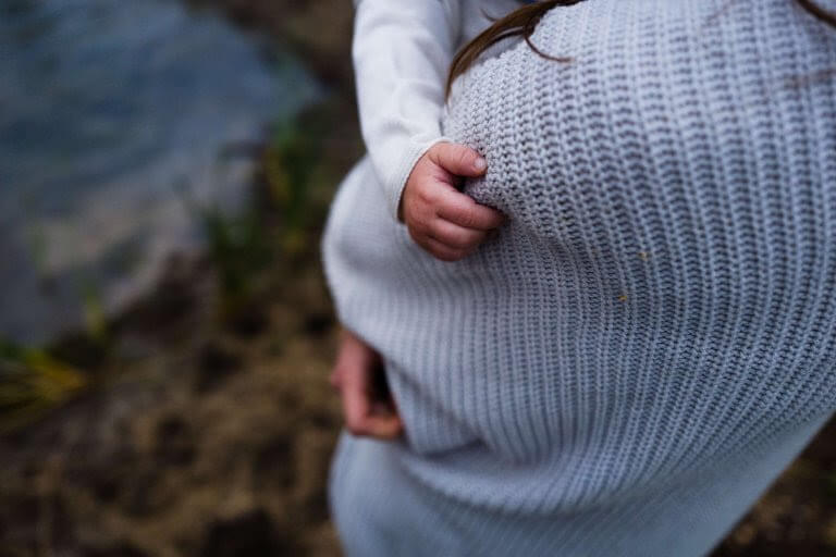 kvinna bär baby